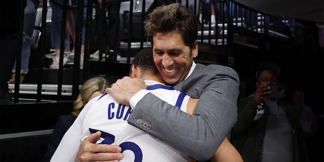 Stephen Curry and Bob Myers hug