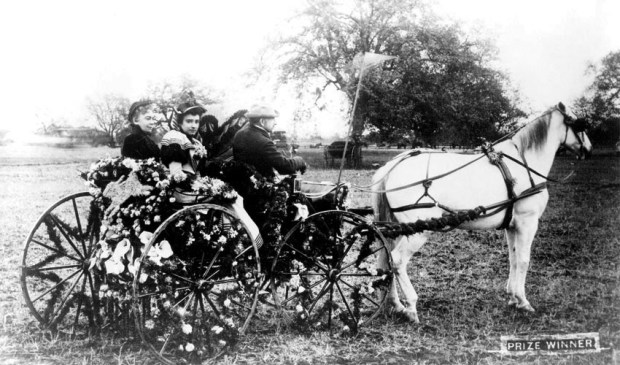 1890: The first Tournament of Roses Parade was sponsored by the Valley Hunt Club, which featured a parade of flowers followed by an afternoon of chariot races, jousting, foot races and tug-of-war.