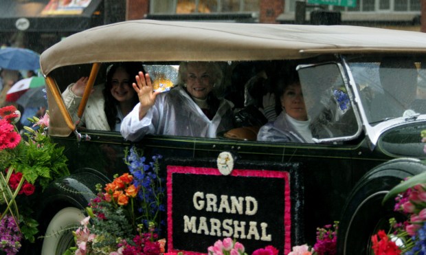 Supreme Court Justice Sandra Day O'Connor, center, the grand marshal, rides along Colorado Blvd. Monday Jan. 2nd 2006 in Pasadena's Rose Parade. (Pasadena Star News/staff photo by Greg Andersen/sxcity)