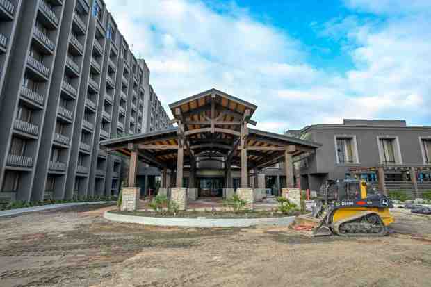 The front of the remodeled Knott's Hotel in Buena Park, CA, on Thursday, Feb. 29, 2024. The new porte cochere with a heavy timber frame evokes the look of a barn roof and reinforces the refurbished hotel's upscale farmhouse chic theme and the Knotts family's agricultural roots. (Photo by Jeff Gritchen, Orange County Register/SCNG)