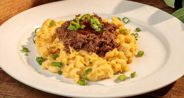 Boysenberry BBQ Beef Barbacoa on Mac & Cheese at the Knott's Boysenberry Festival 2024. (Knott's)